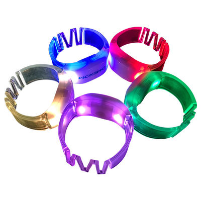 Pulseiras de LED controladas remotamente DMX Controlador sem fio 1000m Alcance Zona personalizável Amp Modos de luz Opções de marca Características amigáveis para o usuário Materiais Longa duração da bateria Perfeito para eventos Amp