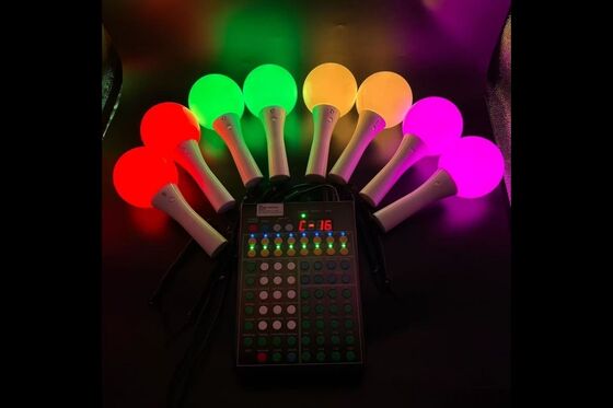 Controlador sem fio DMX que fornece controle sem fio para paus de bola recarregáveis LED usados em concertos e ensaios de vários dias