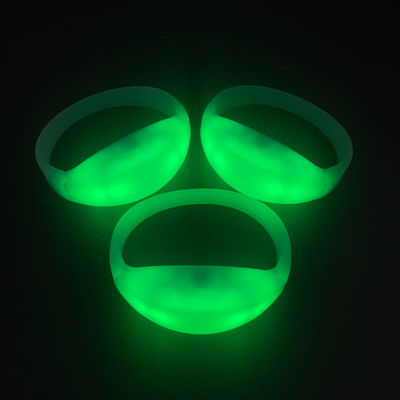 Controlador sem fio DMX para 15 modos de cor e luz em pulseiras LED controladas remotamente com design de silicone