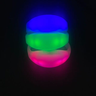 Controlador sem fio DMX para 15 modos de cor e luz em pulseiras LED controladas remotamente com design de silicone