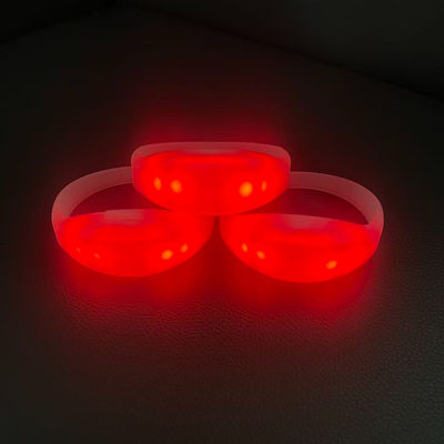 Controlador sem fio DMX para 15 modos de cor e luz em pulseiras LED controladas remotamente com design de silicone
