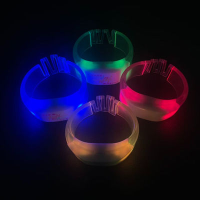Pulseiras de LED controladas remotamente DMX Controlador sem fio 1000m Alcance Zona personalizável Amp Modos de luz Opções de marca Características amigáveis para o usuário Materiais Longa duração da bateria Perfeito para eventos Amp