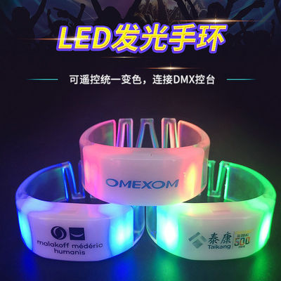 Pulseiras de LED controladas remotamente DMX Controlador sem fio 1000m Alcance Zona personalizável Amp Modos de luz Opções de marca Características amigáveis para o usuário Materiais Longa duração da bateria Perfeito para eventos Amp