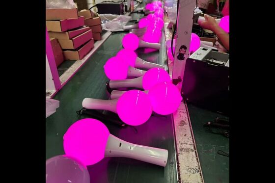 Controlador sem fio DMX que fornece controle sem fio para paus de bola recarregáveis LED usados em concertos e ensaios de vários dias