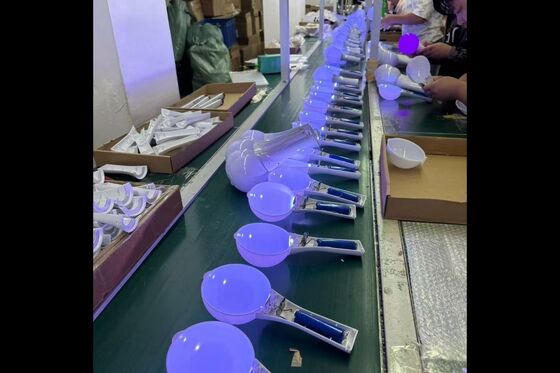 Controlador sem fio DMX que fornece controle sem fio para paus de bola recarregáveis LED usados em concertos e ensaios de vários dias